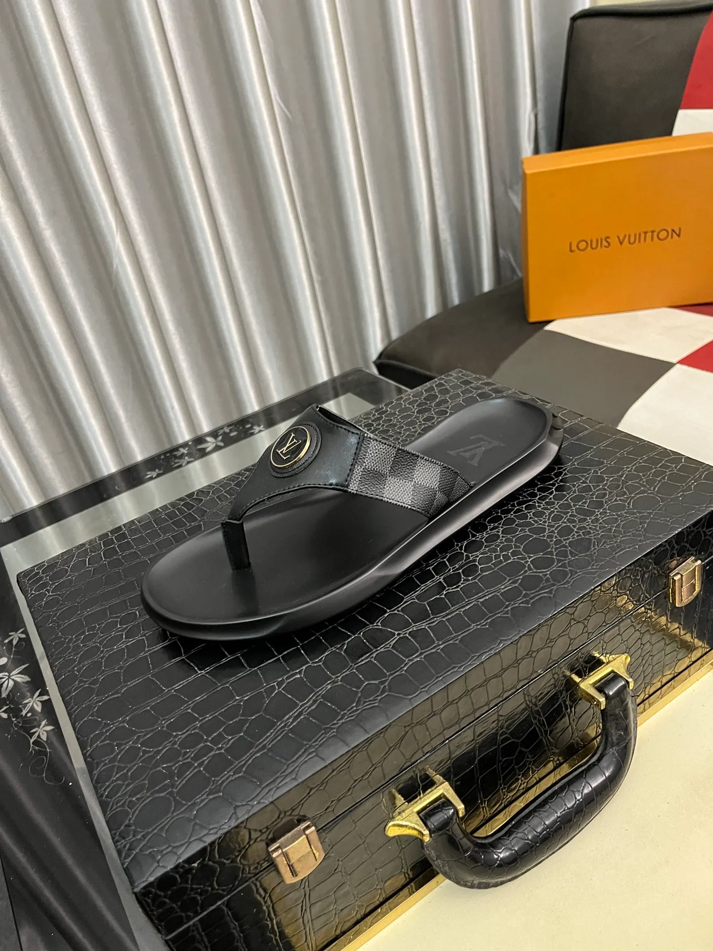 Men's shoes 💰260⌚️⌚️lv-Louis Vuitton) new men's sandals, high-end boutique, exquisite embossed logo decoration on the upper, fine workmanship, super soft soles, casual, loose and comfortable, a must-have in summer! \nsize: 38-443️⃣Colors available